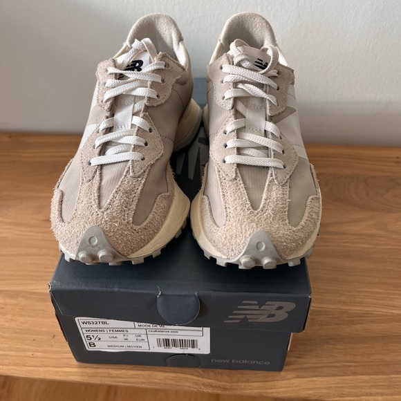 Women’s new balance 327 sneakers size 5.5 - Picture 1 of 2